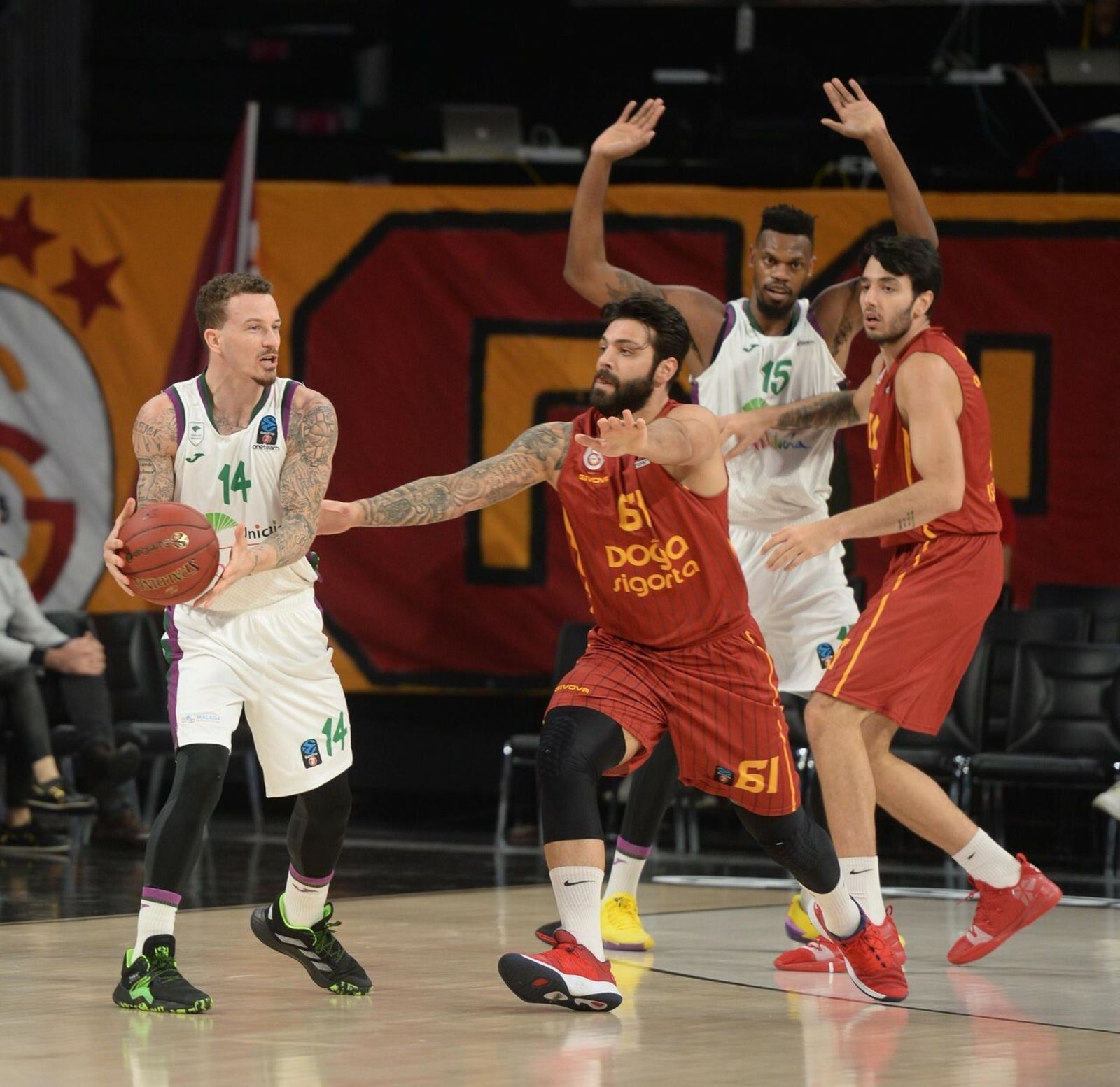 Josh Adams intenta pasar el balón.