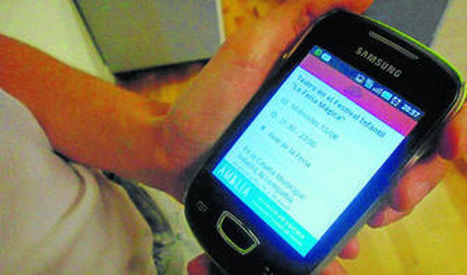 Un usuario consulta la información de la Feria a través de una aplicación Android en su teléfono móvil.