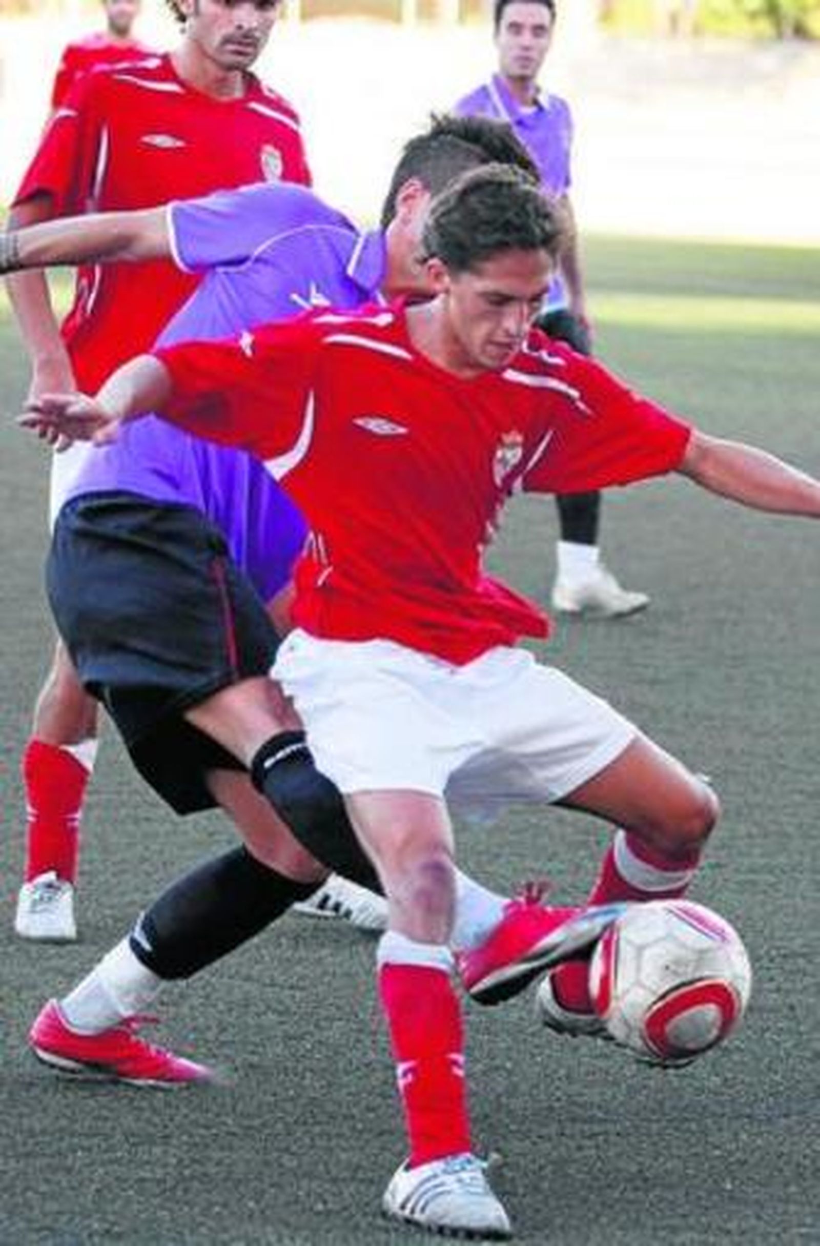 Alberto Piñero protege el balón en el partido contra el Ayamonte.