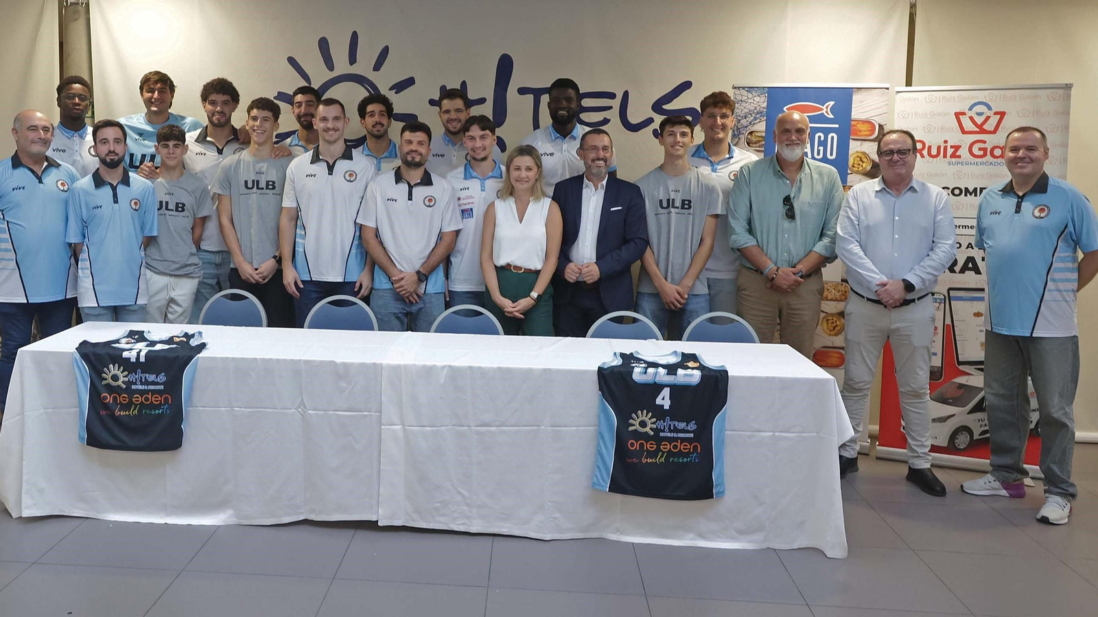 La plantilla de la ULB, con las autoridades, el pasado miércoles tras la presentación