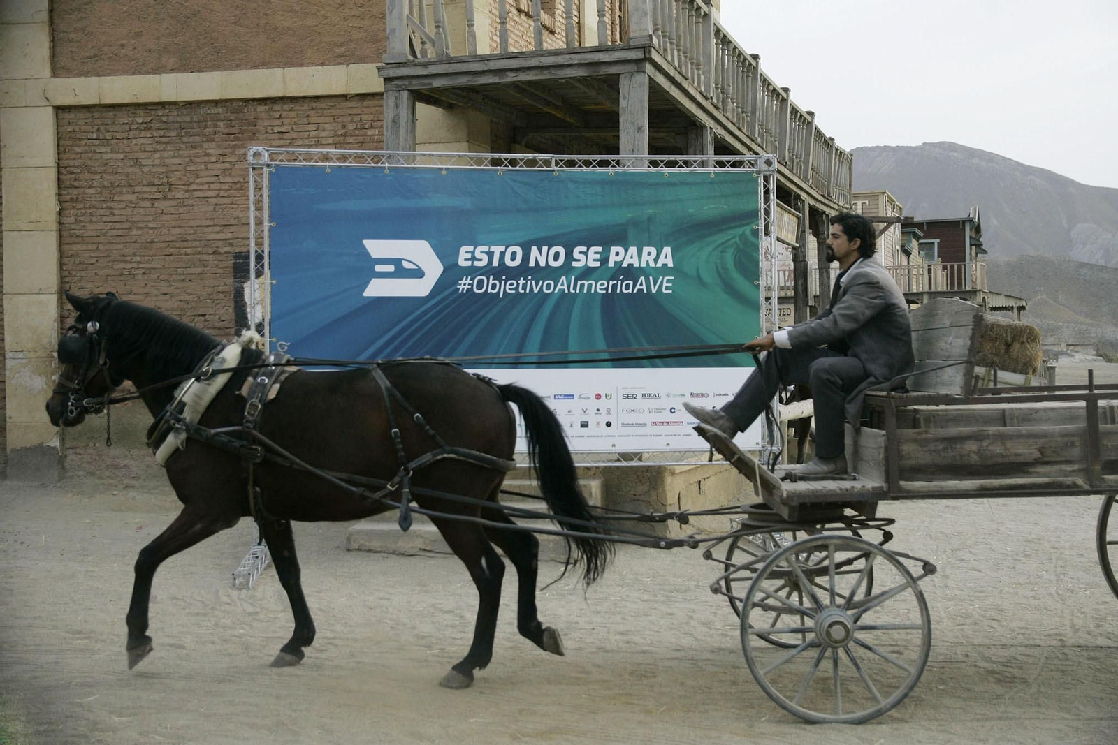 Objetivo Almería AVE ha reivindicado en el MiniHollywood la agilización de las obras de Corredor Mediterráneo
