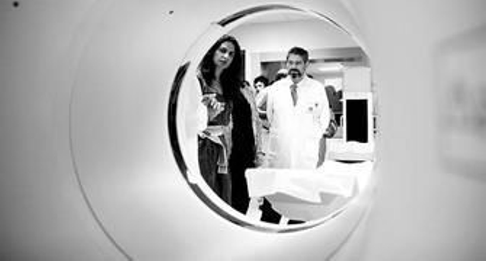 La consejera, el verano pasado, durante la presentación del PET-TAC adquirido por el hospital Virgen de las Nieves de Granada.