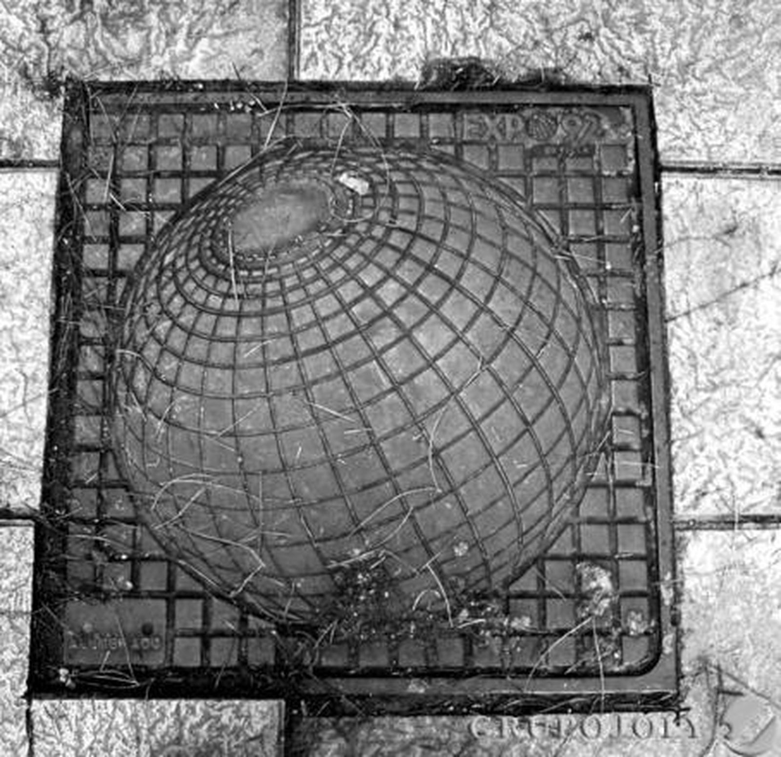 La imagen se cuidaba en detalles como las tapas de las alcantarillas, con la bola del mundo, o las papeleras, inspiradas en la Torre del Oro.