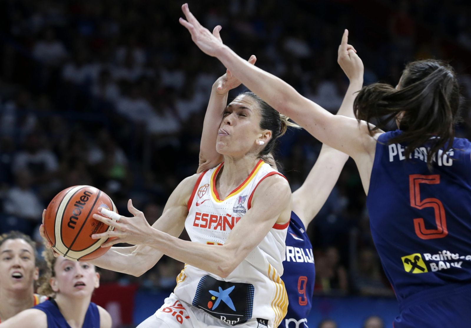 La española Anna Cruz, defendida por dos rivales serbias.