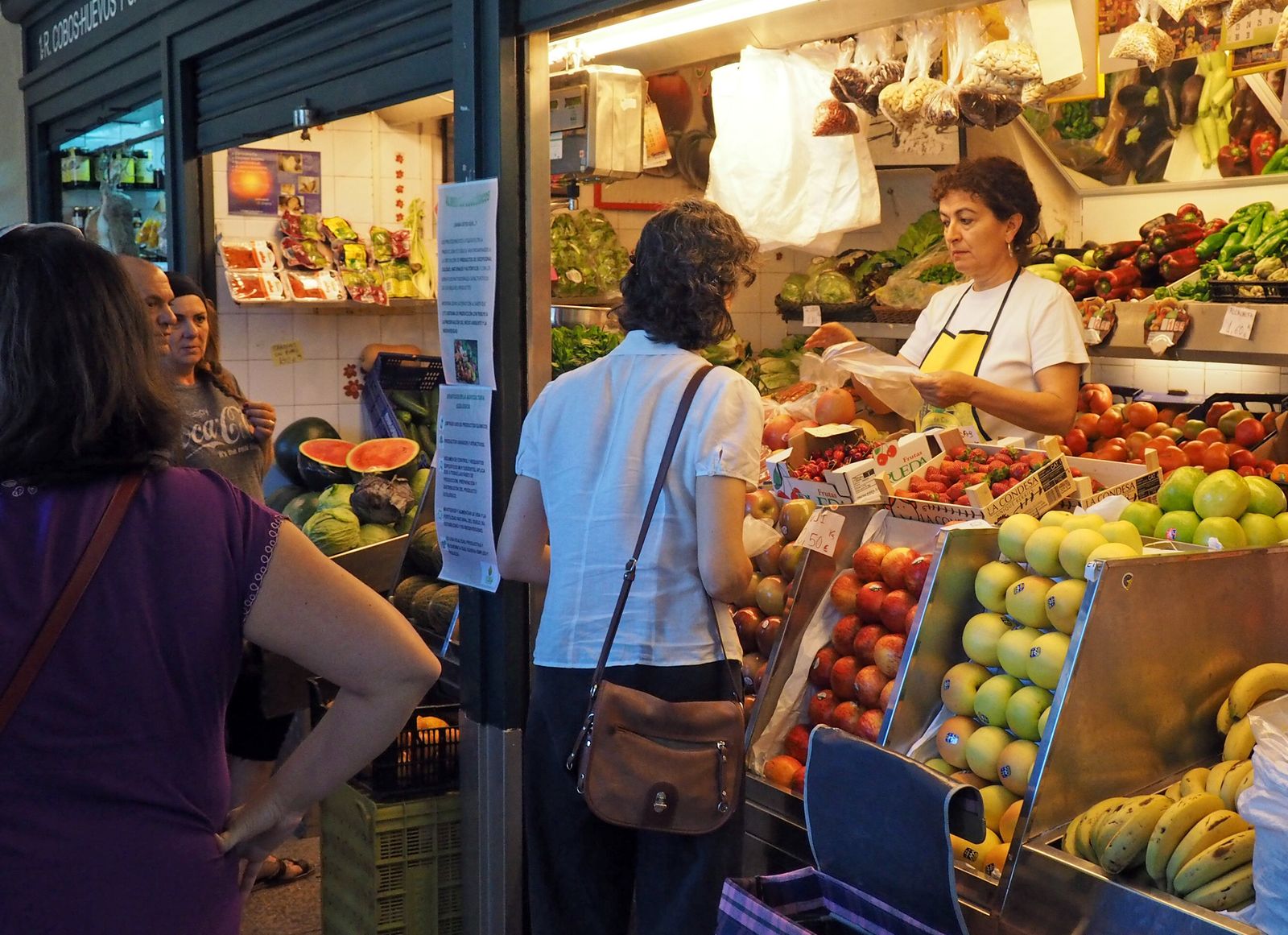 Una frutería en un mercado de la capital.