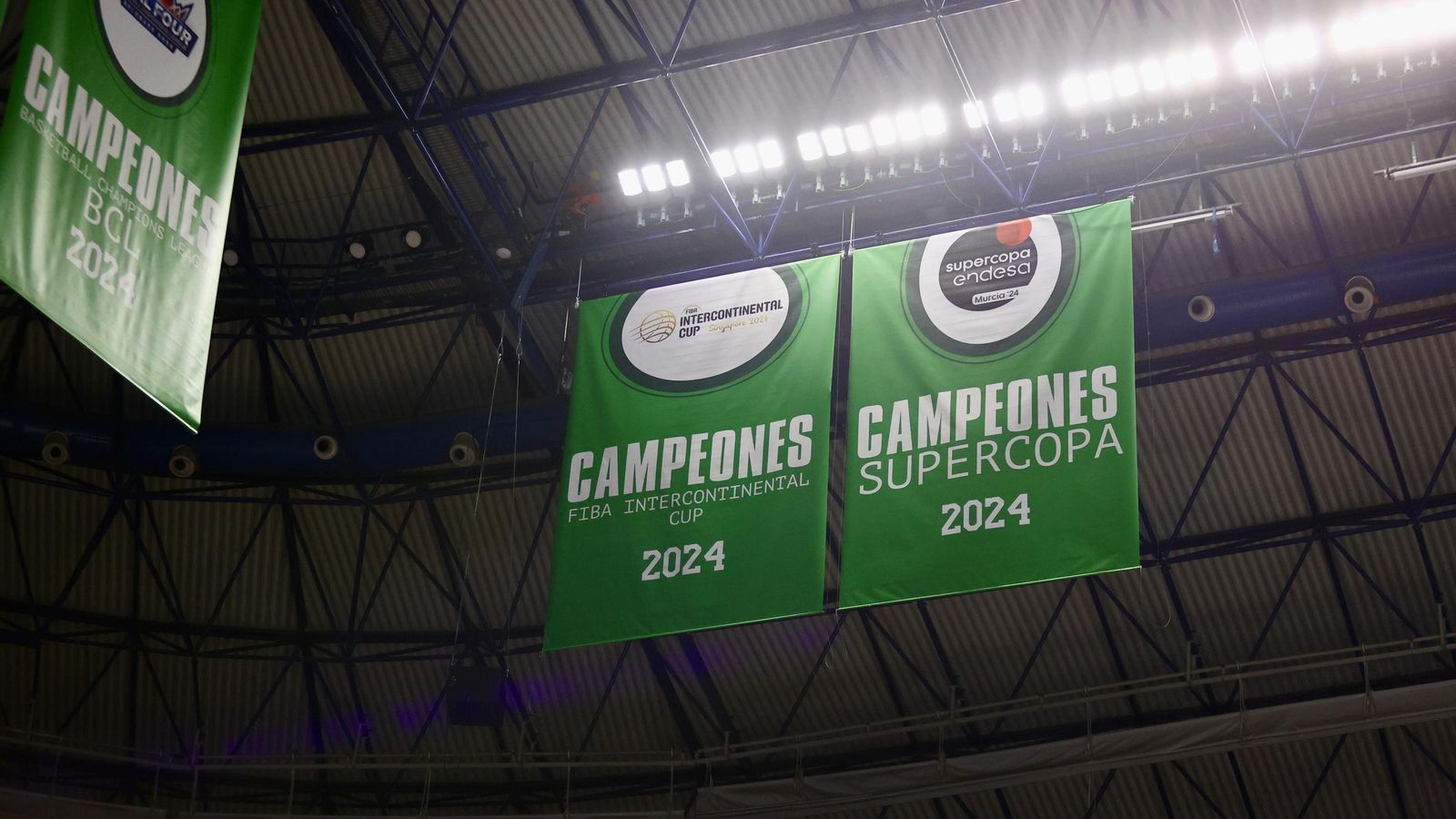 La fiesta previa del Unicaja: Subida de bandera, homenaje a Toñi García, nuevo videomarcador...