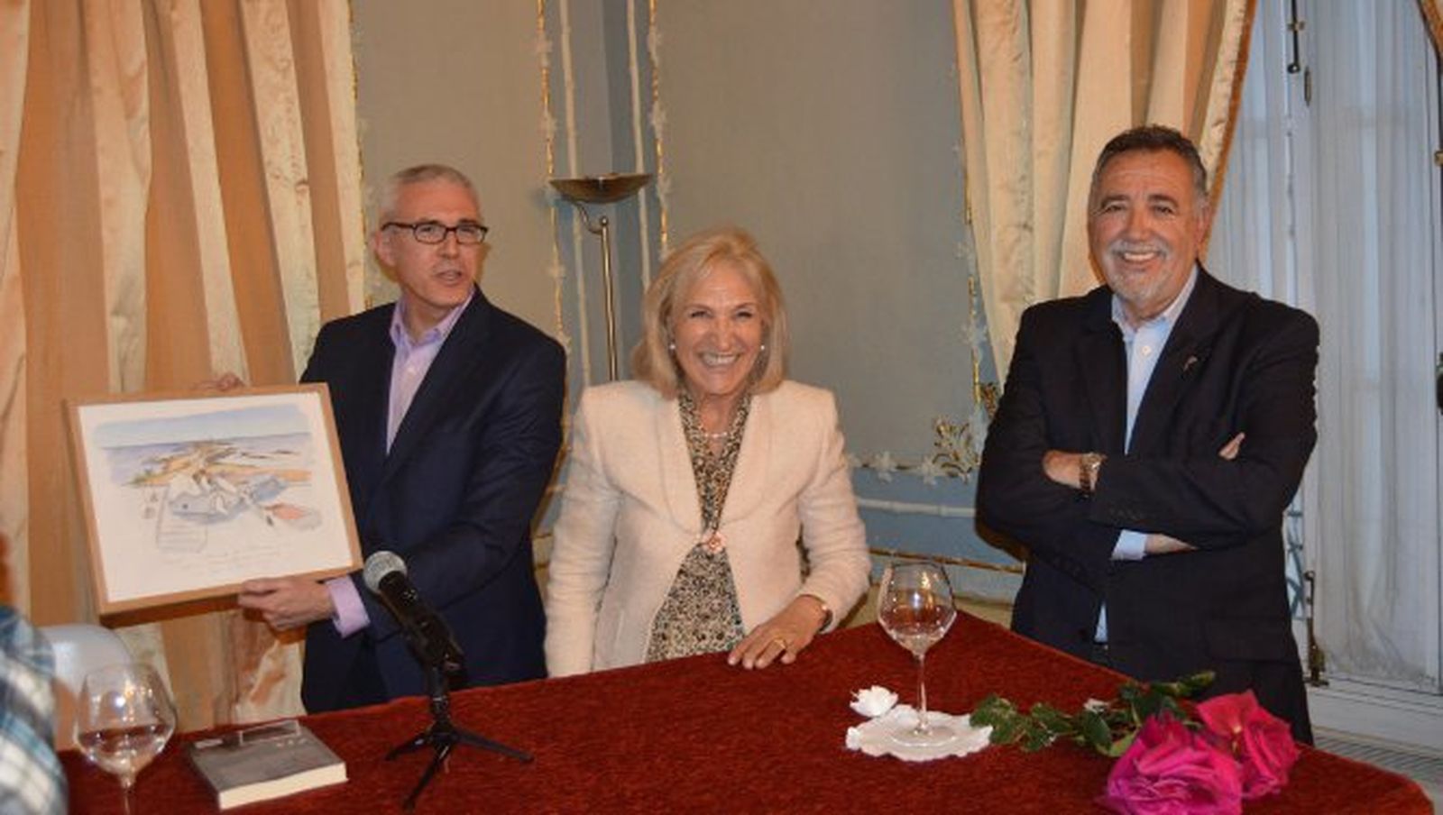 El autor del libro, Emilio Lara, la organizadora de la Tertulia, Susi Cigüela, y el escritor Jesús Maeso.