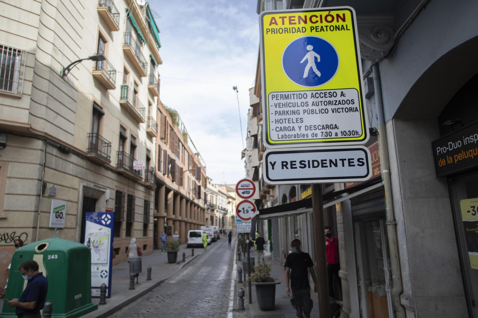 Imagen del cruce entre las calles Alhamar y San Antón, lugar en el que se establecerá la prohibición de circulación