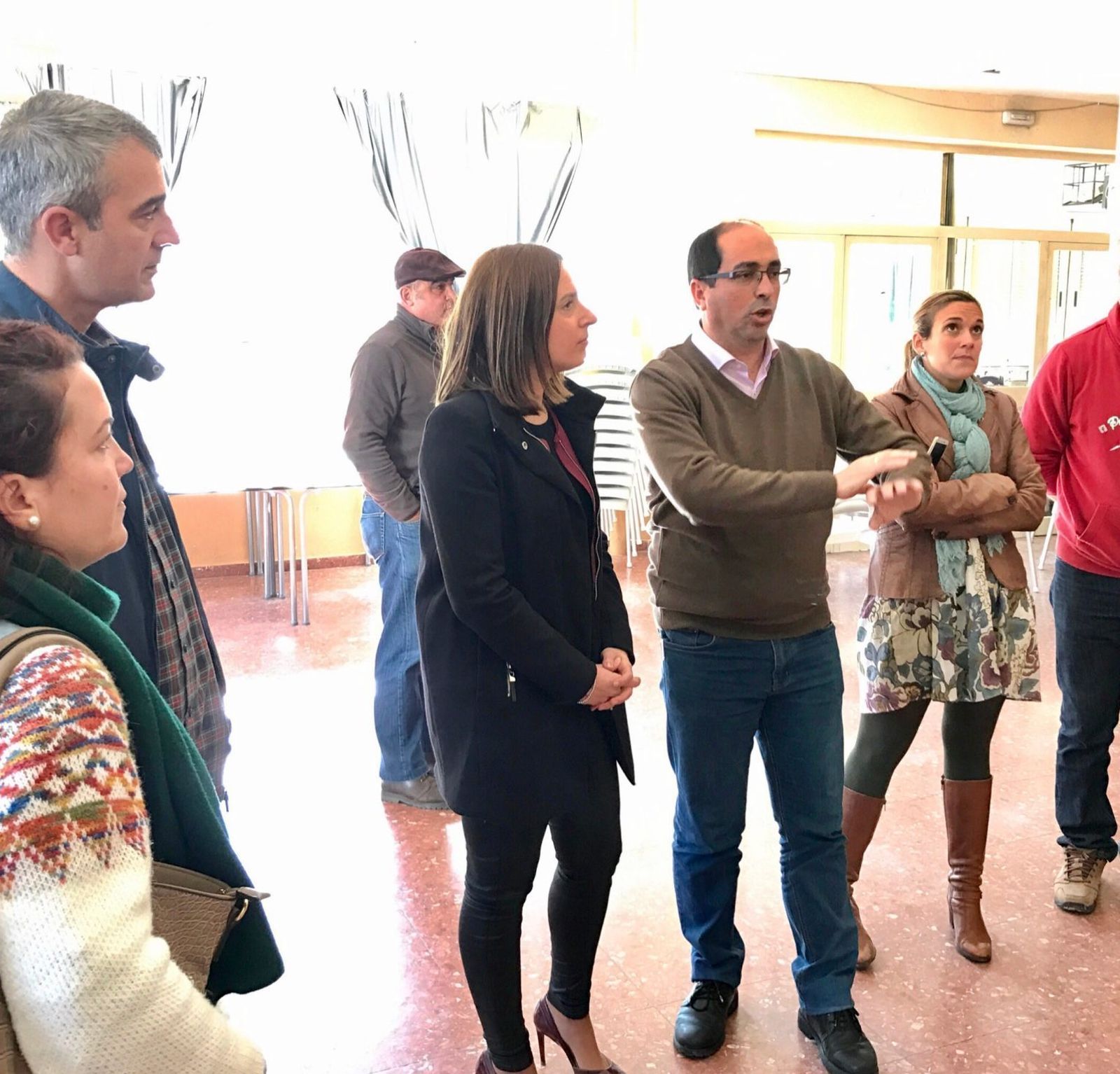 El alcalde de la localidad explicó ayer a la diputada de Empleo los pormenores del proyecto en la estación.