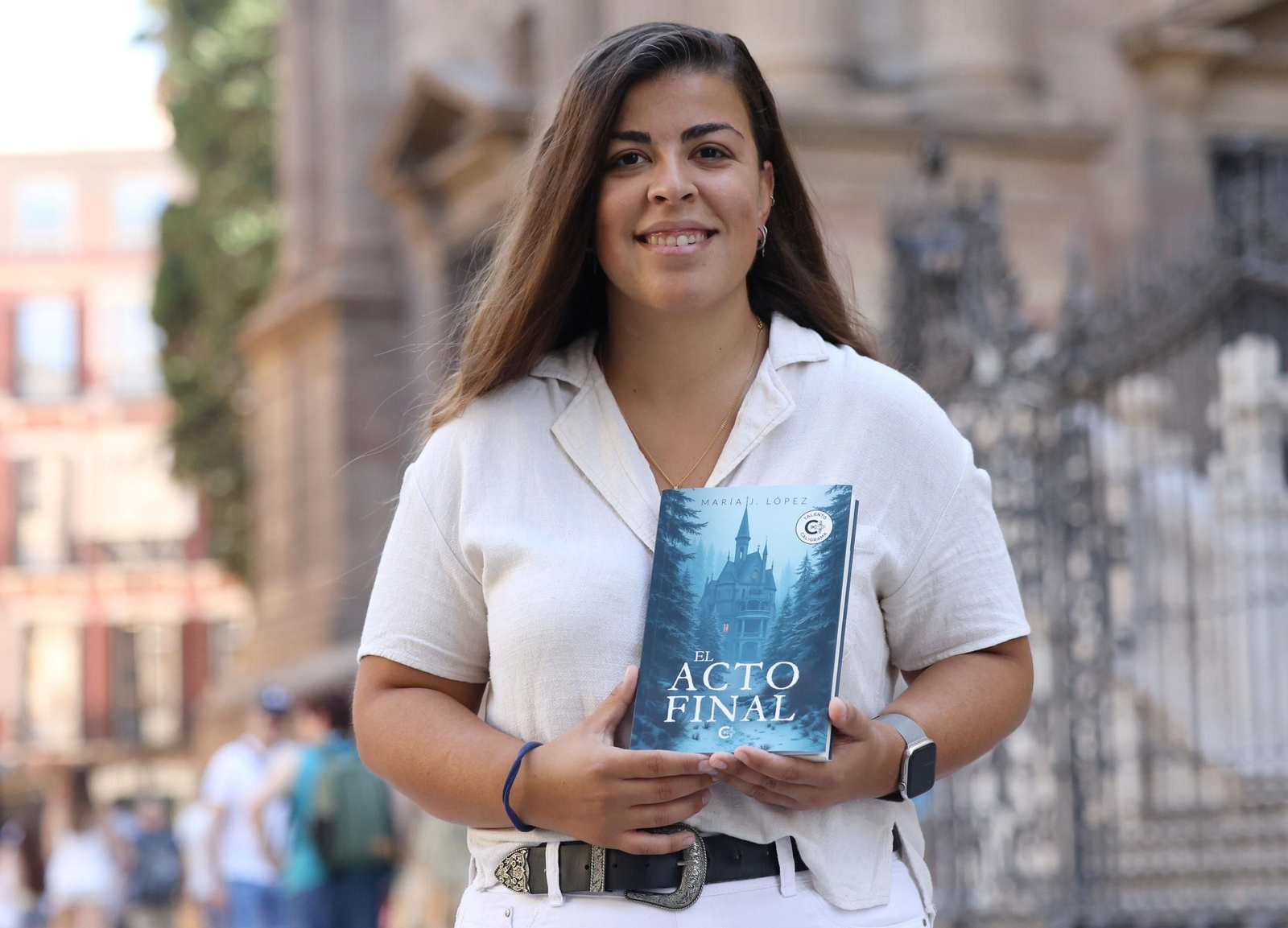 María José López posa con su libro 'El acto final'.