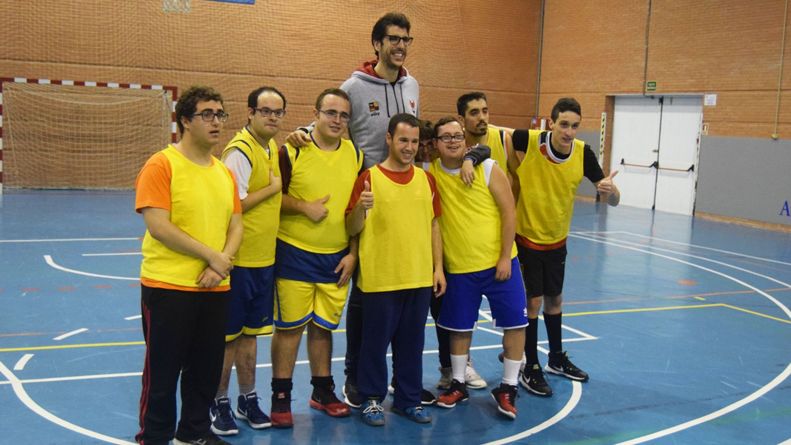 Sergio Olmos, con su equipo 'amarillo'