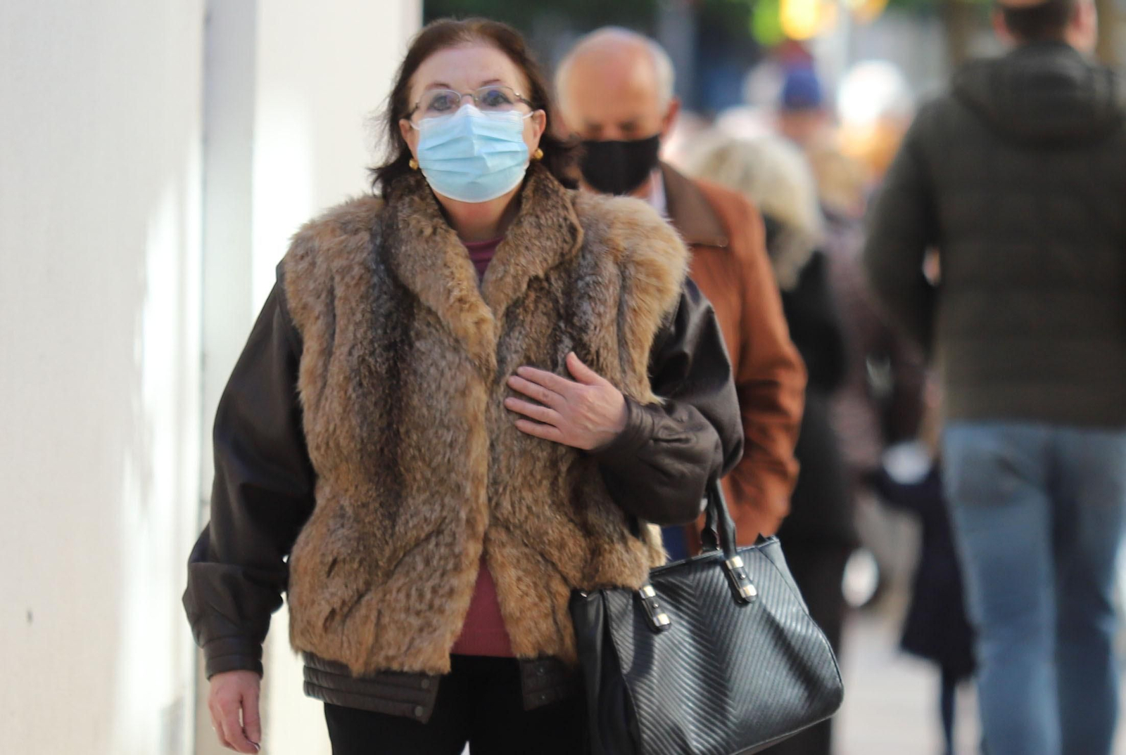 Jornada de frío intenso en las calles de Huelva