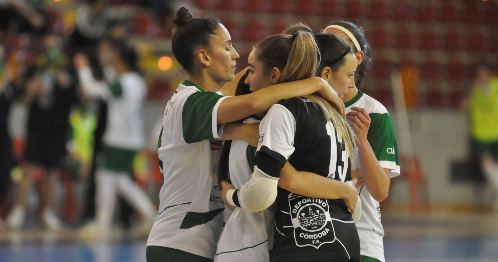 Las jugadoras del Deportivo Córdoba se abrazan tras un gol en Vista Alegre.