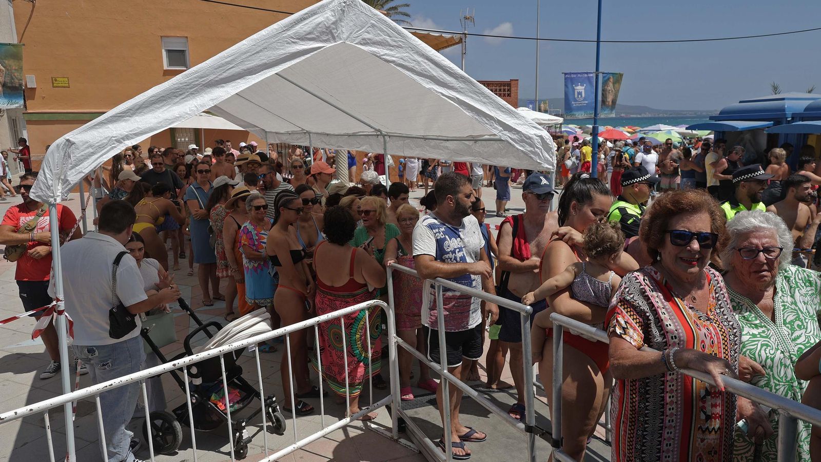 La fila de devotos para ver a la Patrona de Algeciras.
