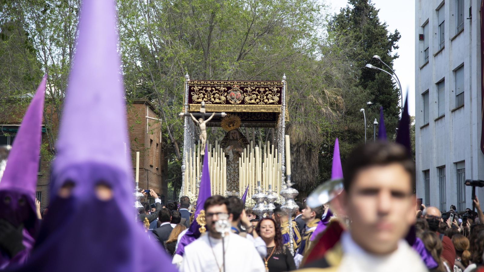 Imágenes de la salida en procesión de Las Cigarreras