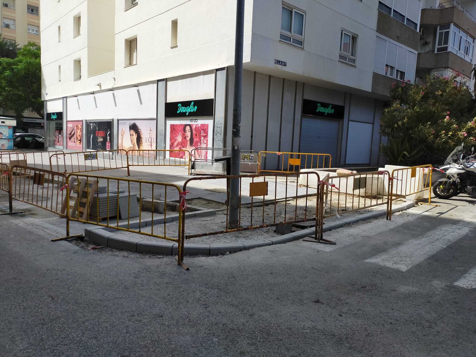 Unas vallas delimitan la zona de obras en el entorno del Mercado de San José.