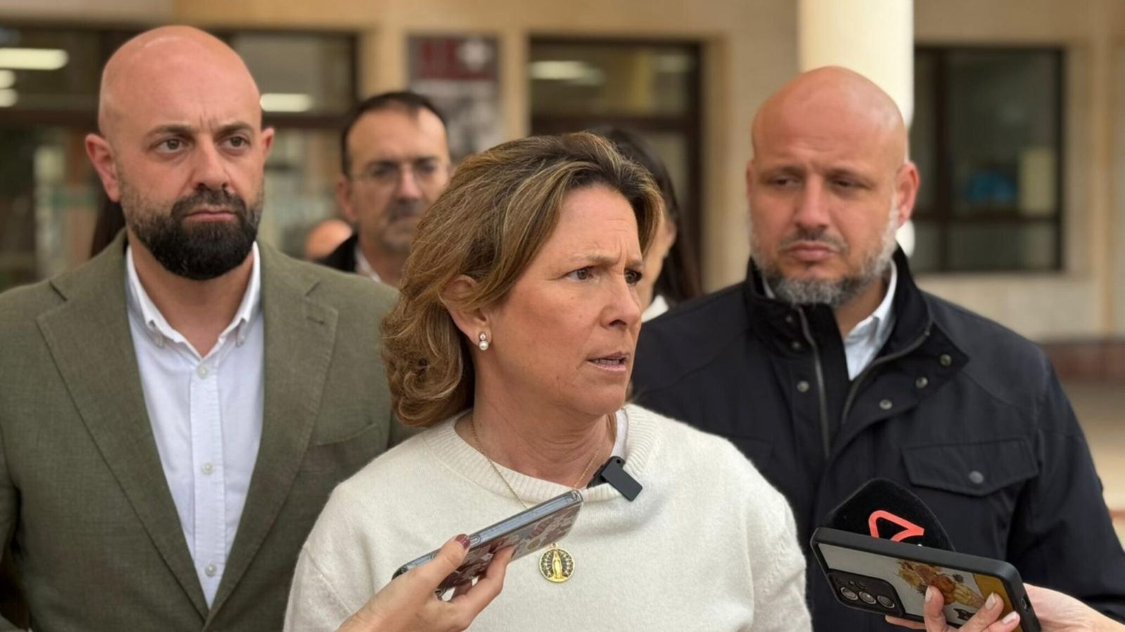 La portavoz nacional de Sanidad de VOX, María García Fuster, en la puerta del Hospital Poniente.