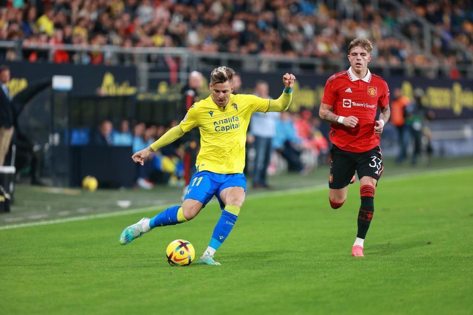 Iván Alejo centra al área en presencia de Williams.