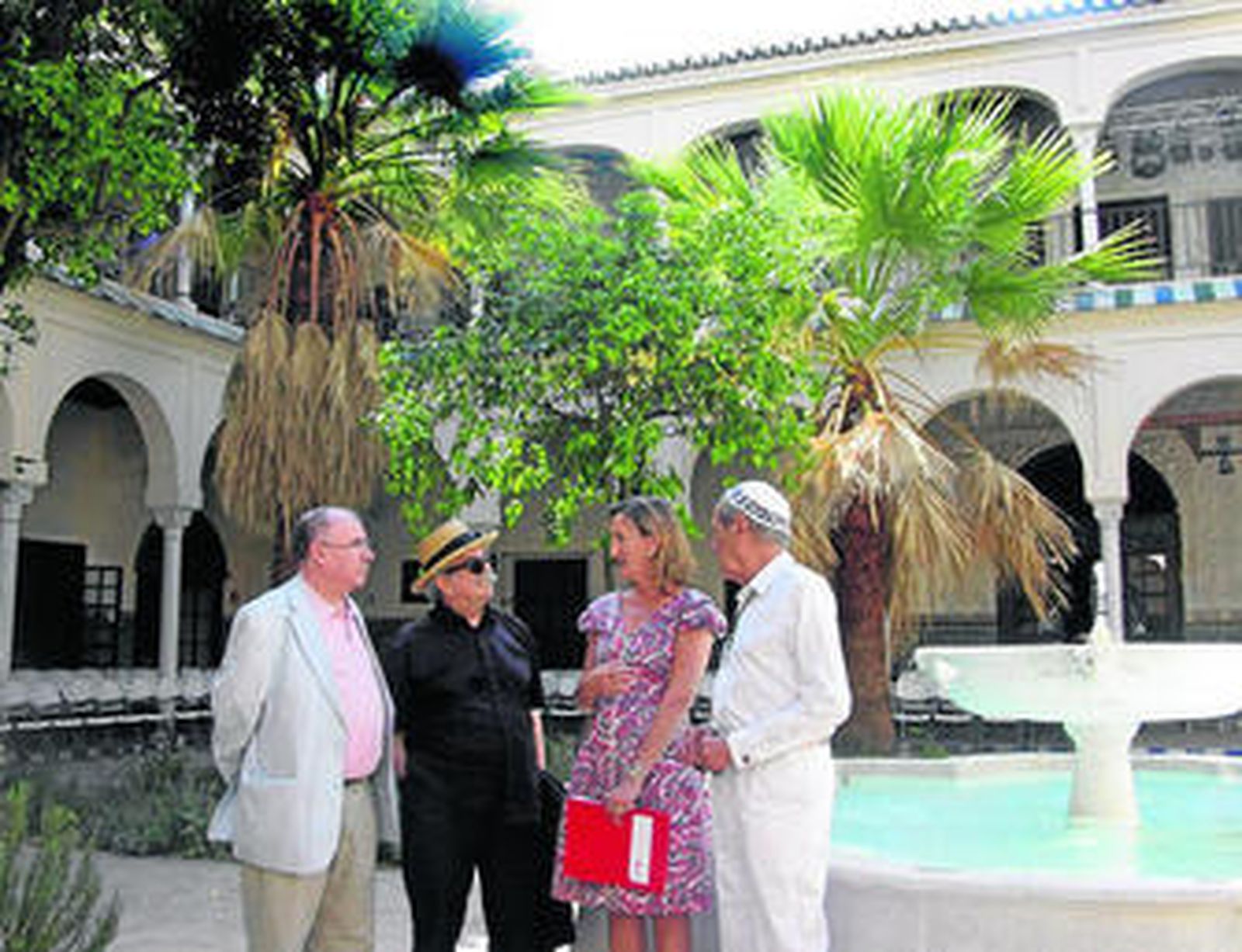 Sánchez Estrella con los responsables de 'Santas de Zurbarán', entre ellos, Elio Berhanyer, en Santa Clara.