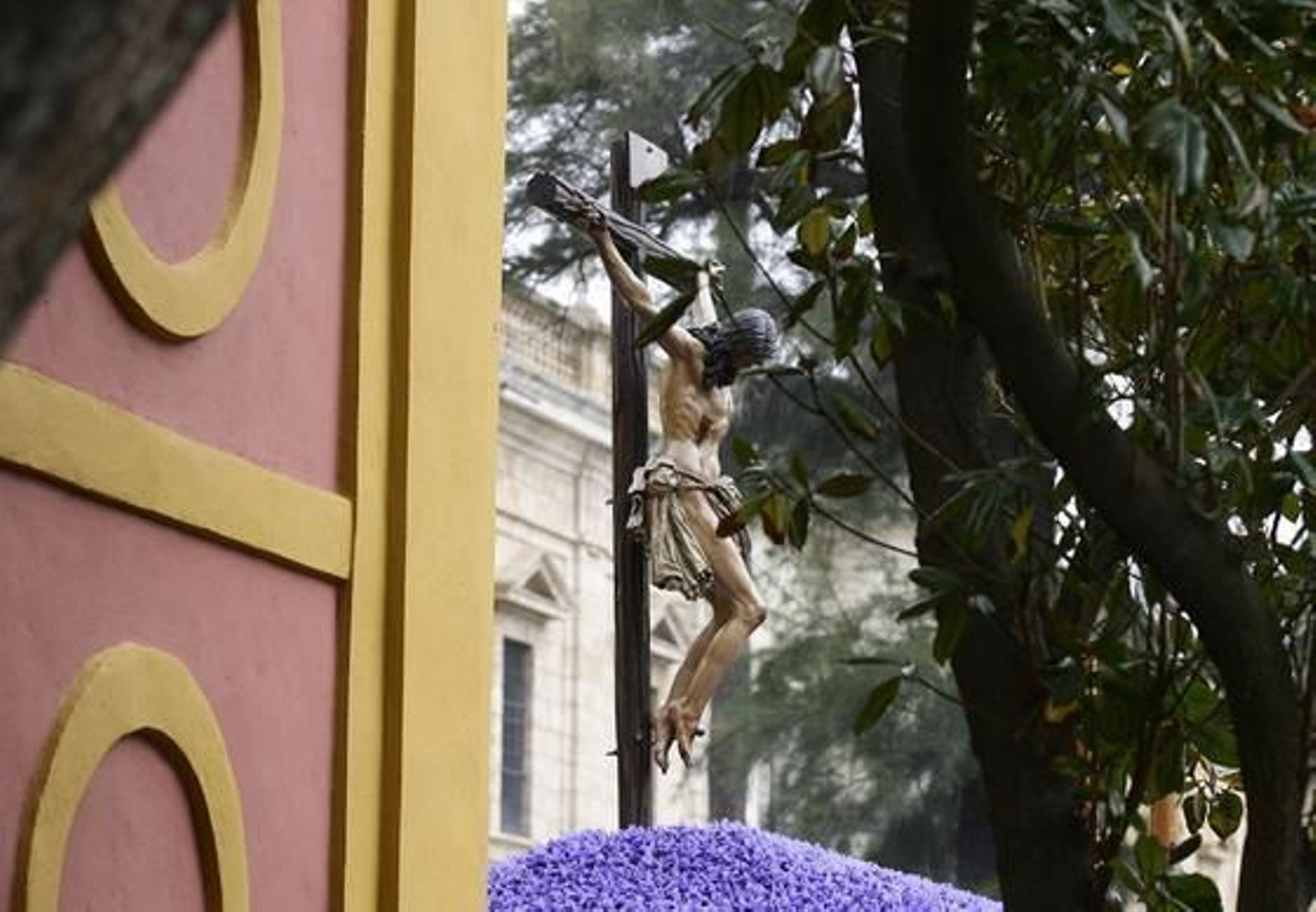 El Santísimo Cristo de la Buena Muerte asoma por el Rectorado entre los arboles.

Foto: Antonio Pizarro