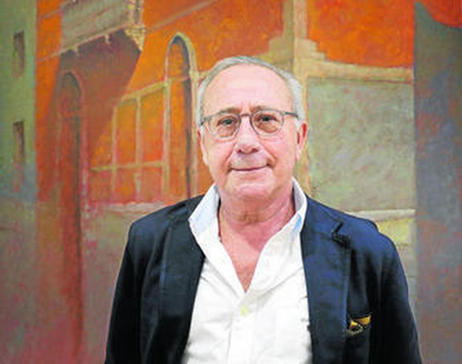 Manuel Arcenegui posa ante su obra en la sala Benot.