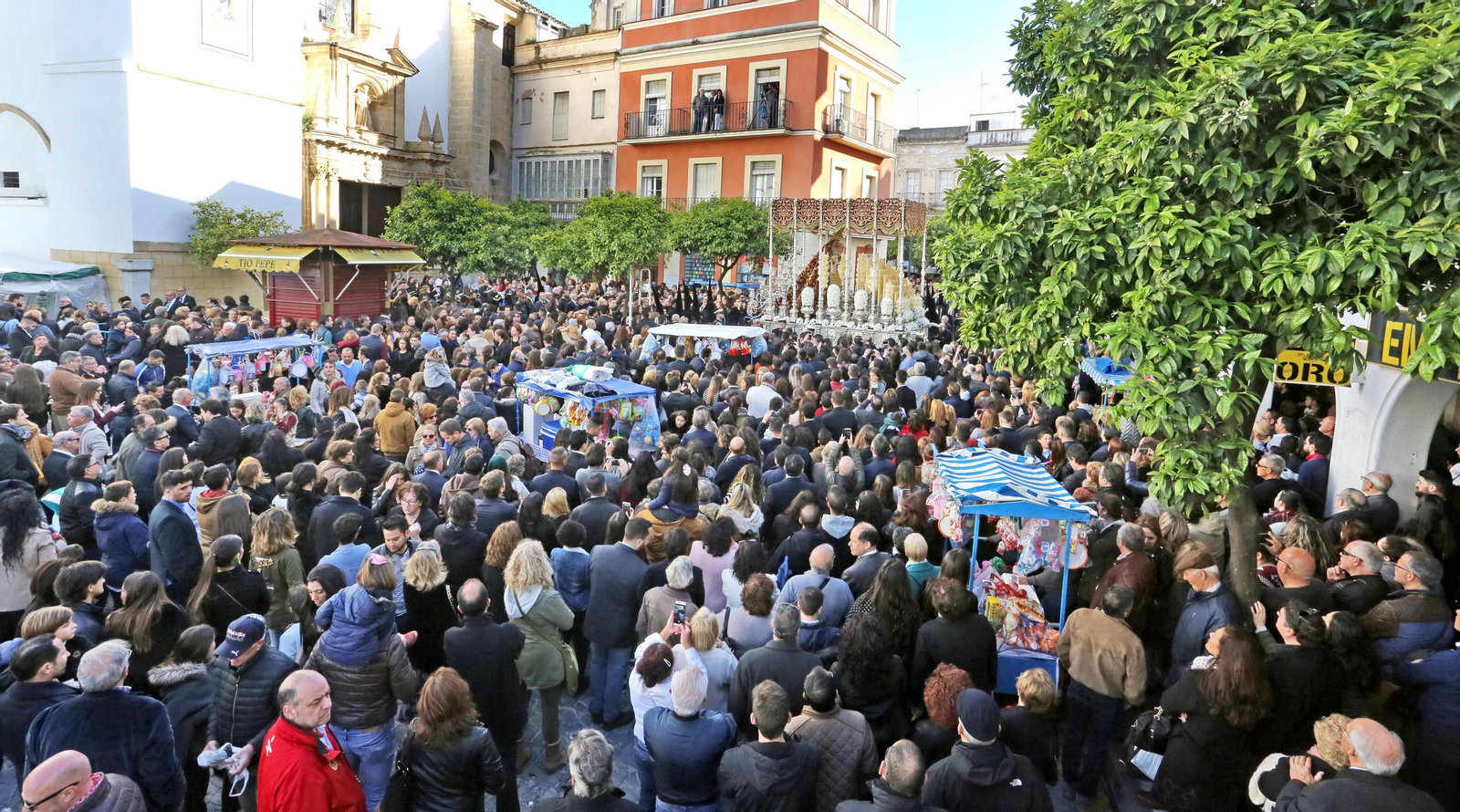La Virgen del Valle, con la plaza Esteve de bote en bote, tras salir de la Iglesia de San Francisco.
