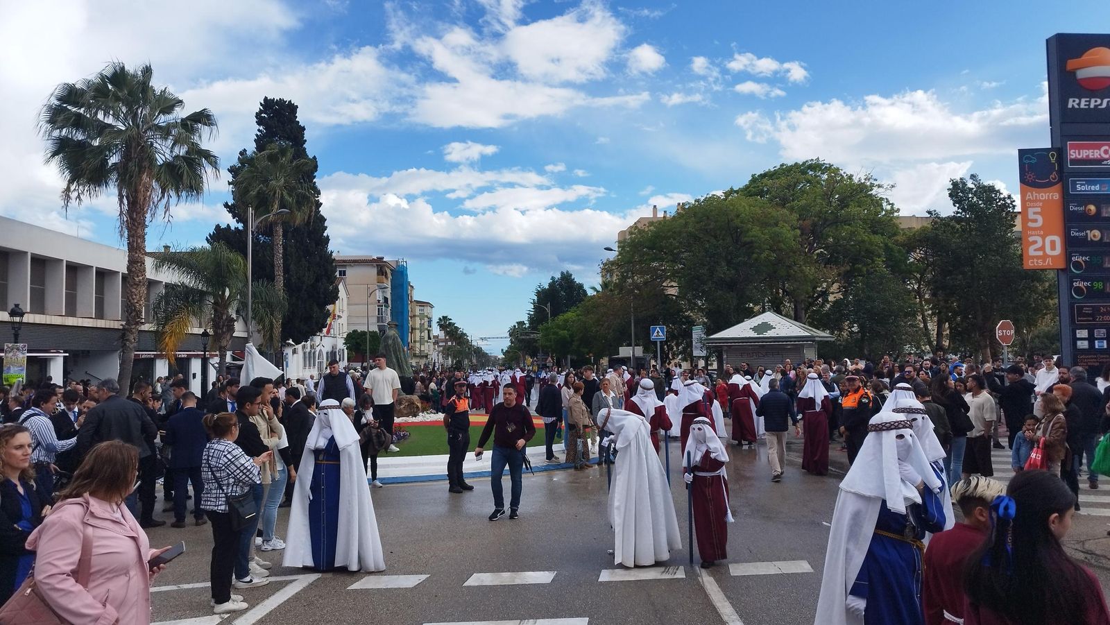 Ecce-Homo y Amor de Vélez-Málaga se refugian del aguacero en una gasolinera