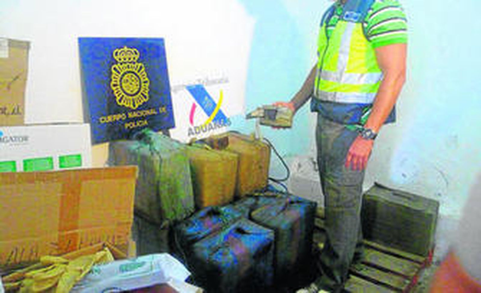 Un agente muestra parte de la mercancía incautada en esta nueva operación policial.