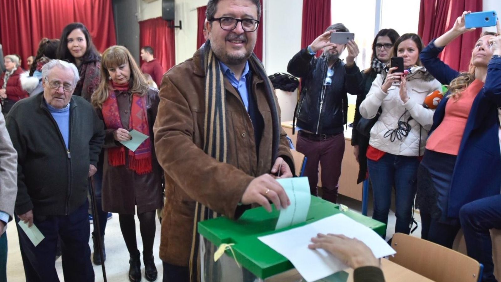 Francisco Serrano vota en su colegio electoral