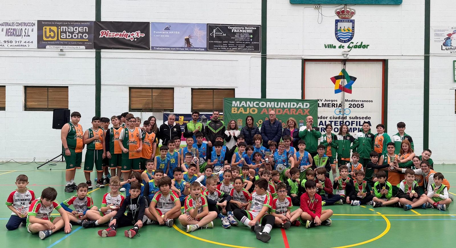 Foto de familia al término de los encuentros con los distintos equipos participantes en la competición.