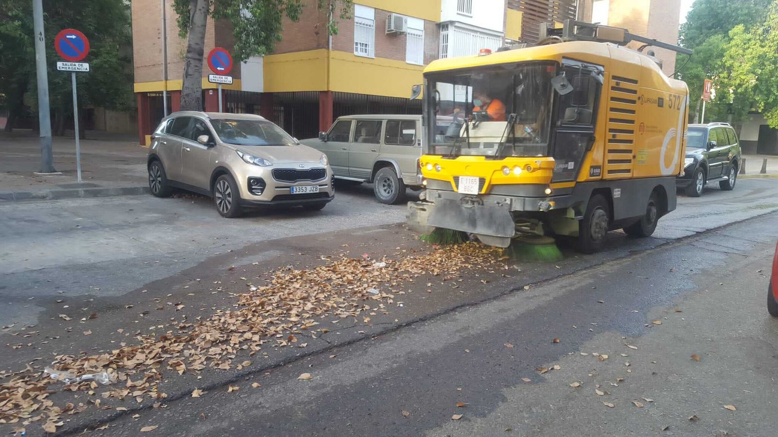 Una barredora mecánica limpia la calzada del Polígono Sur.