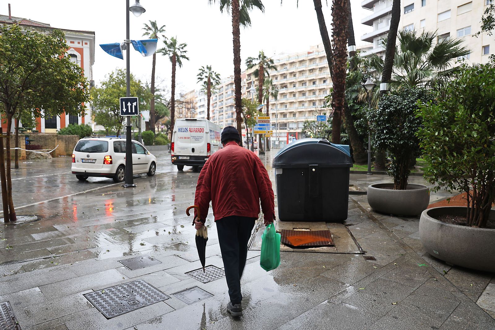 Intensas lluvias y calles desiertas en Huelva por la borrasca Marta