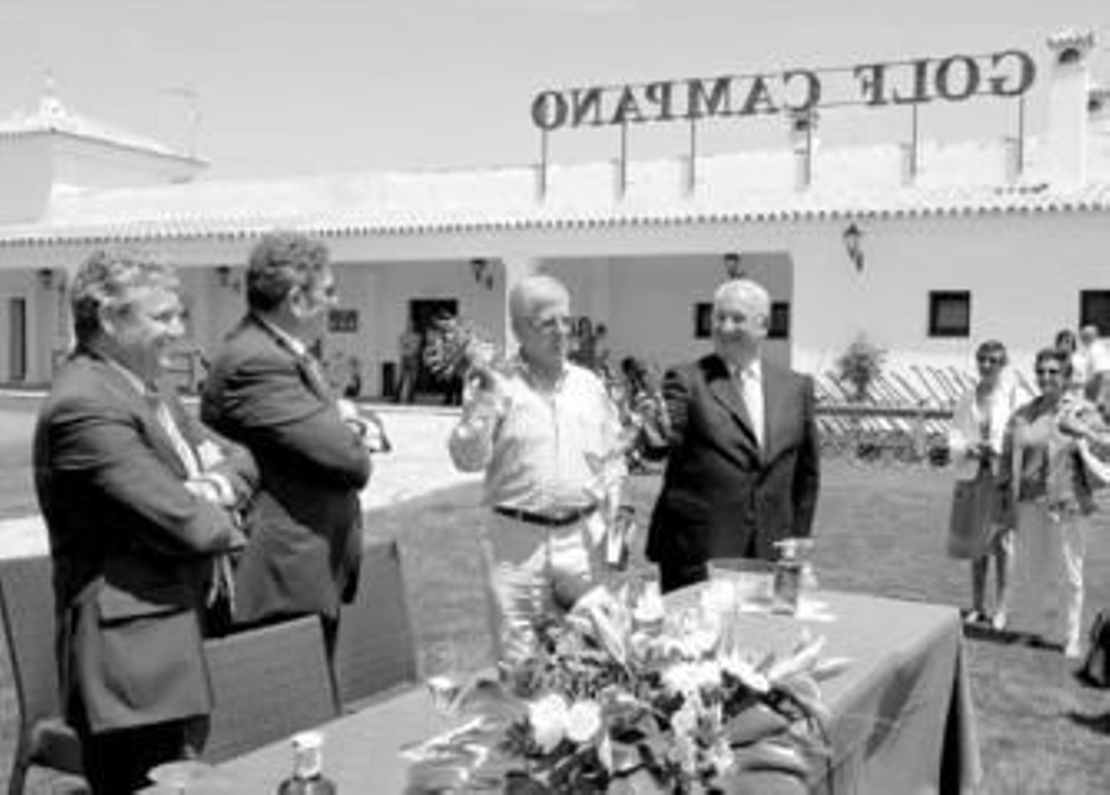 El padre Emilio bendice las nuevas instalaciones del Club de Golf Campano.