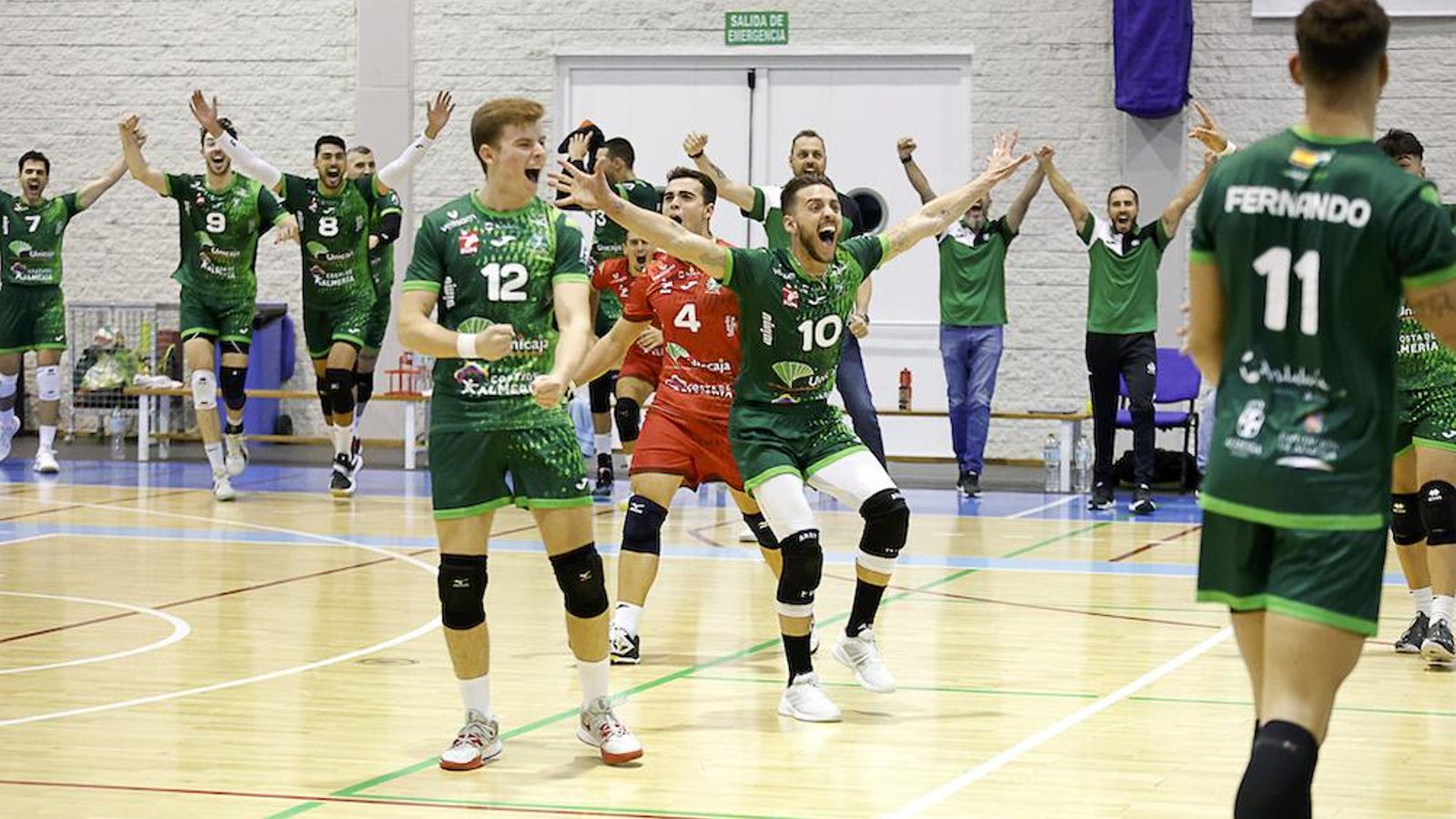 Los jugadores de Unicaja Almería celebrando una de las victorias del curso