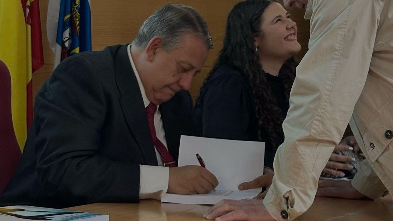 Firma de libros en la finalización de la presentación