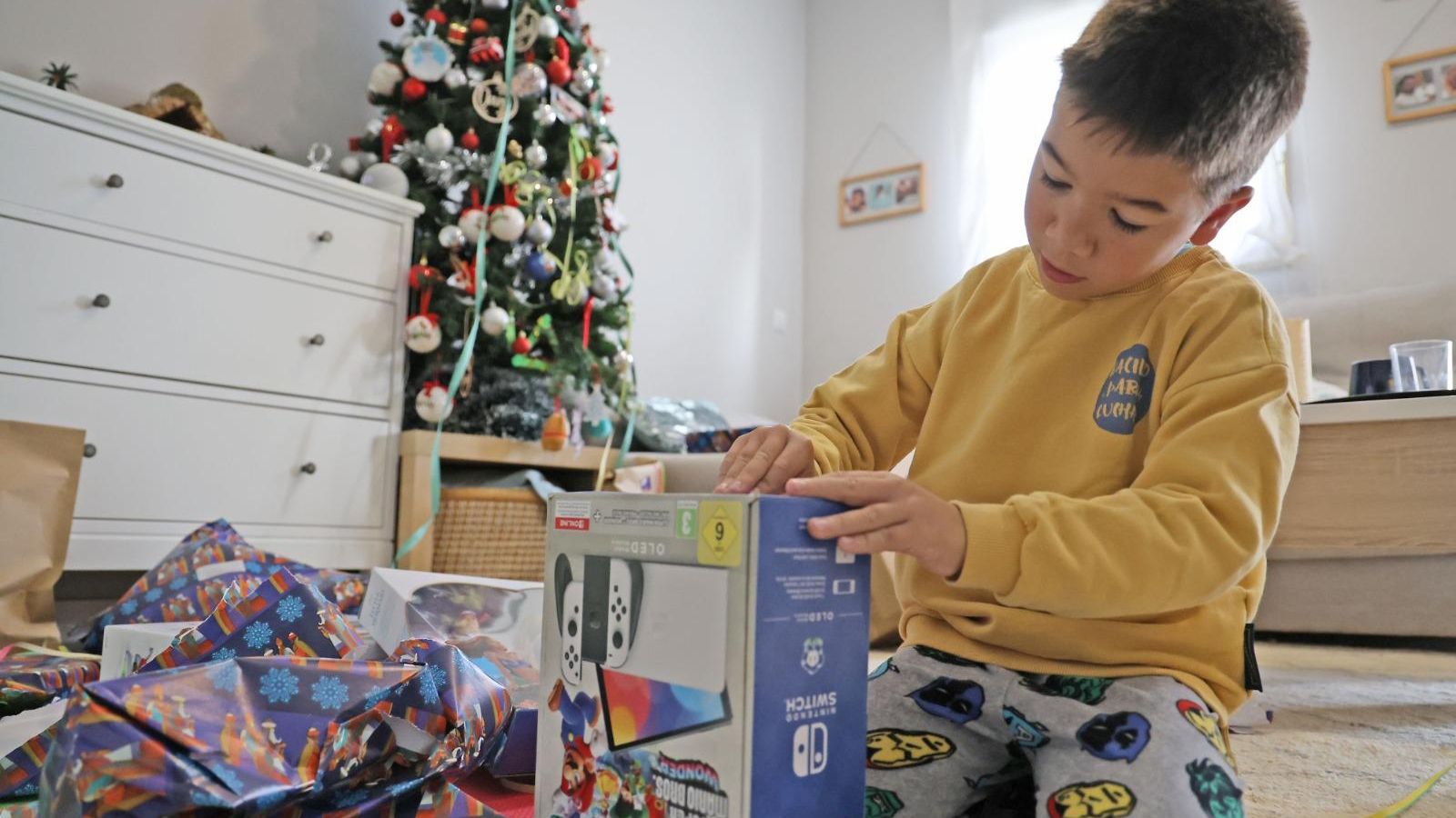 Un niño comienza a abrir los regalos que le han traído los Reyes Magos. Un niño comienza a abrir los regalos que le han traído los Reyes Magos.