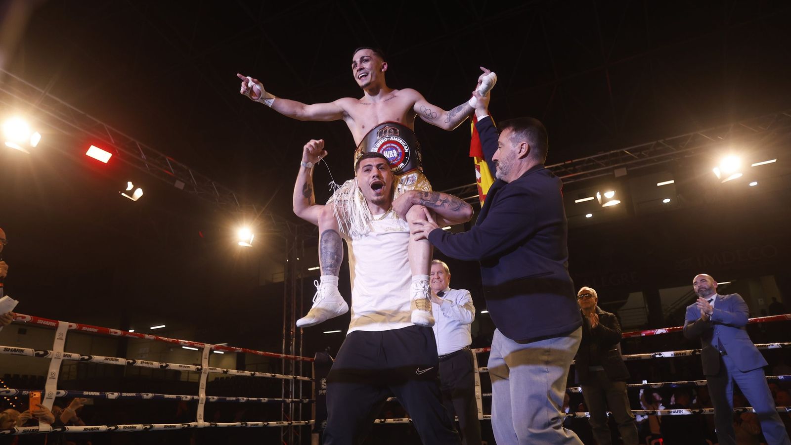 Rafa Lozano Jr. celebra su victoria en Vista Alegre ante Kervin Romero.