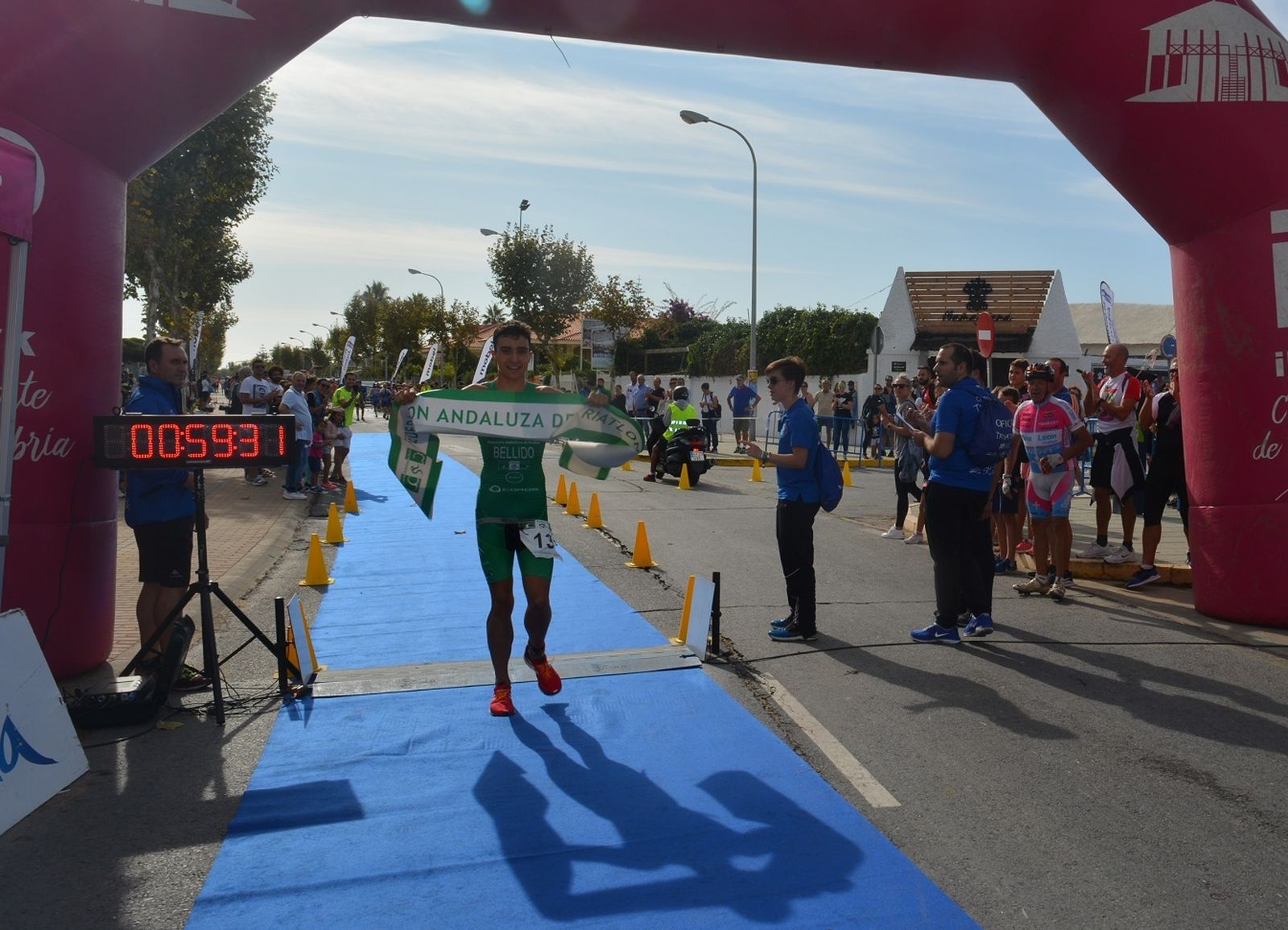 Igor Bellido cruza la línea de meta en Punta Umbría.