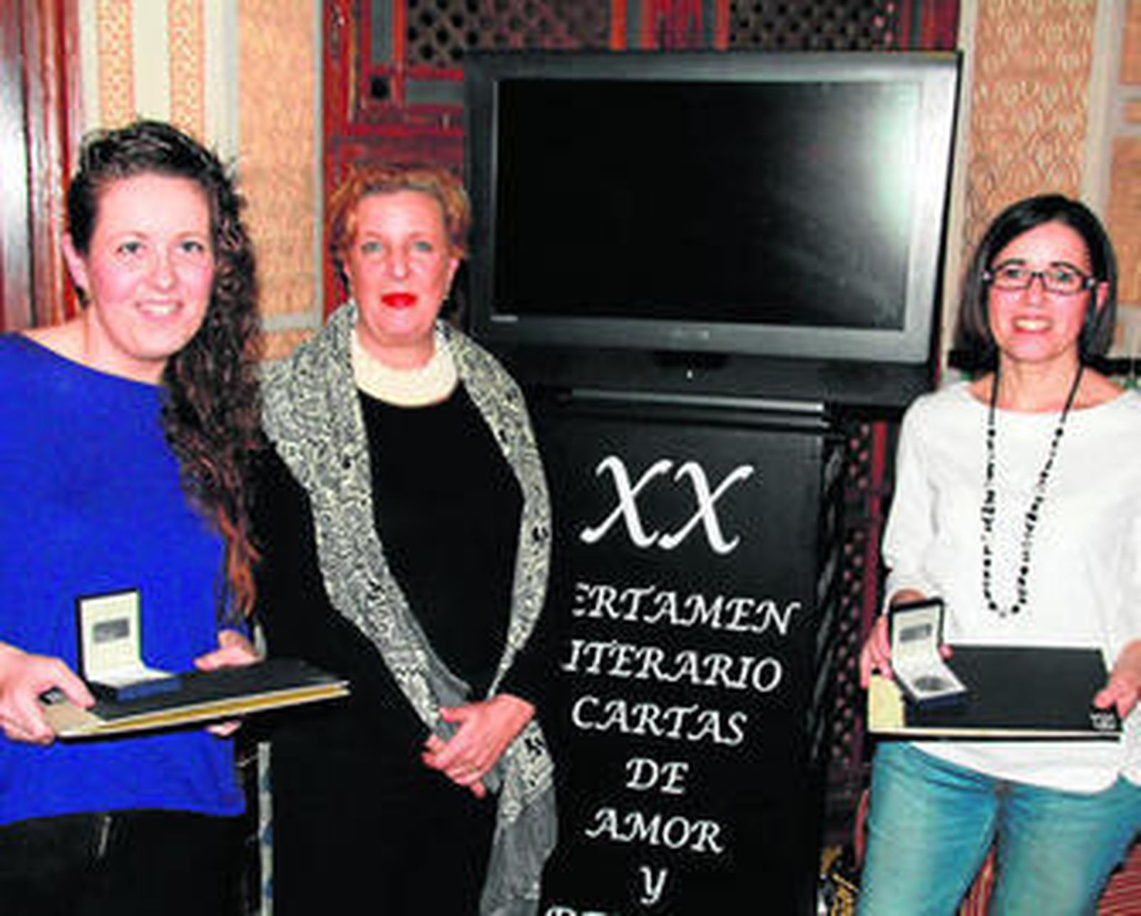 Momento de la entrega de los premios a las mejores cartas de amor y desamor.