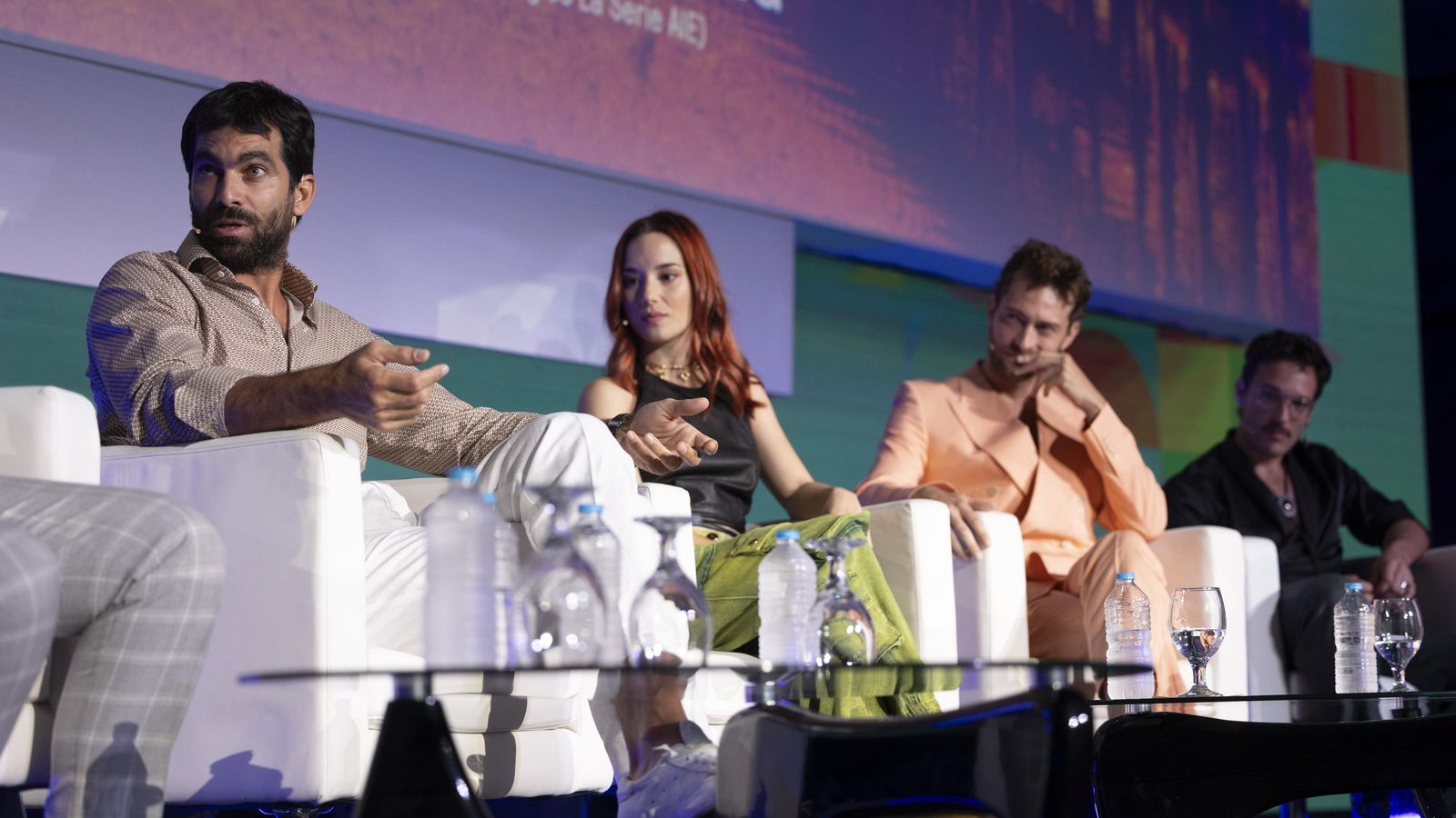 Los actores principales de la serie durante el coloquio