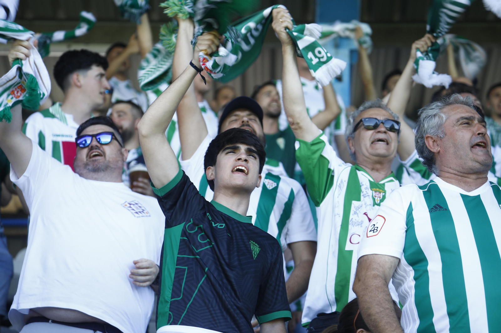 Las mejores fotos de la afición del Córdoba CF en el partido ante la Ponferradina en El Toralín Las mejores fotos de la afición del Córdoba CF en el partido ante la Ponferradina en El Toralín