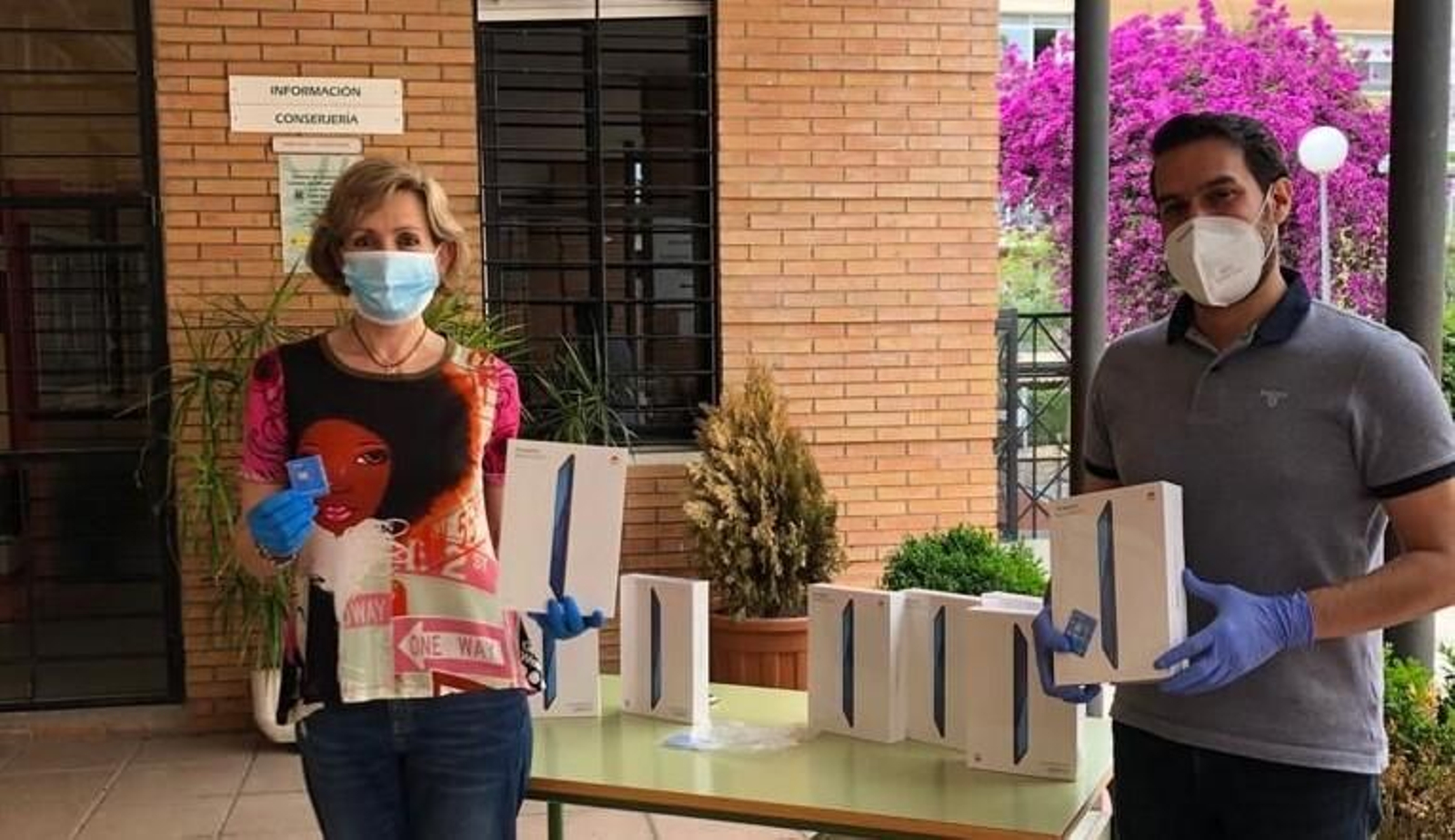 Inmaculada Troncoso muestra varias de las 'tablets' adquiridas por Educación.