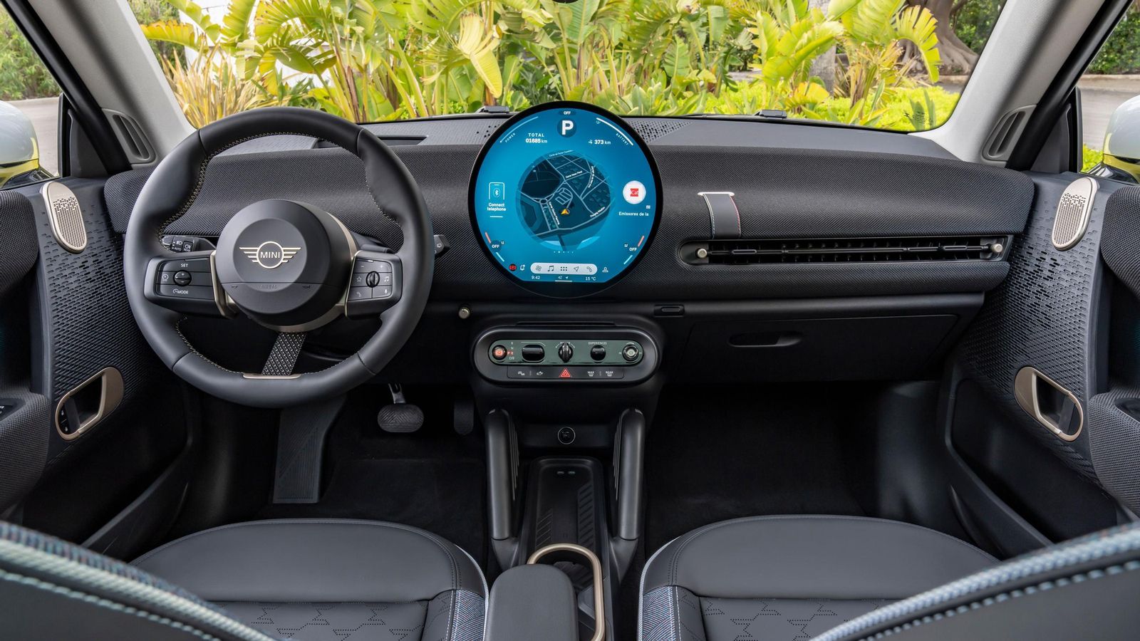 En el salpicadero del tres puertas, como en el Countryman, el elemento dominante es la pantalla polivalente de 24".