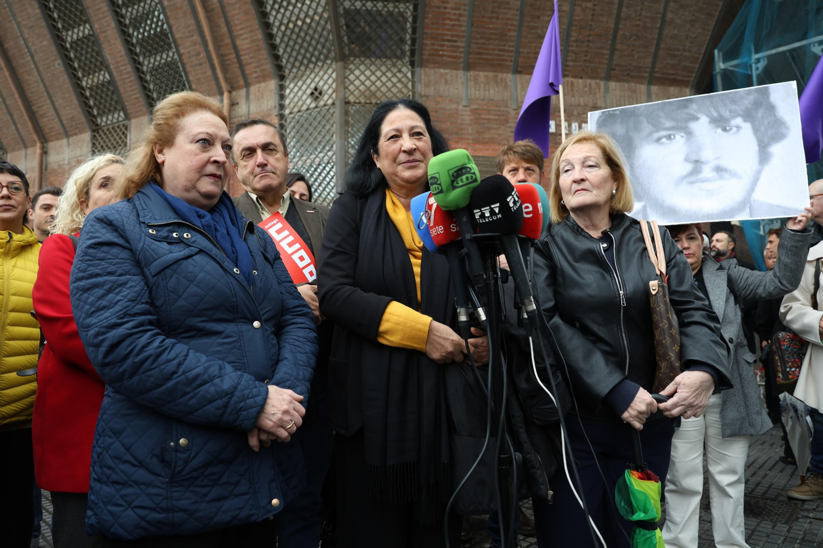 Las hermanas de García Caparrós en su homenaje. Las hermanas de García Caparrós en su homenaje.