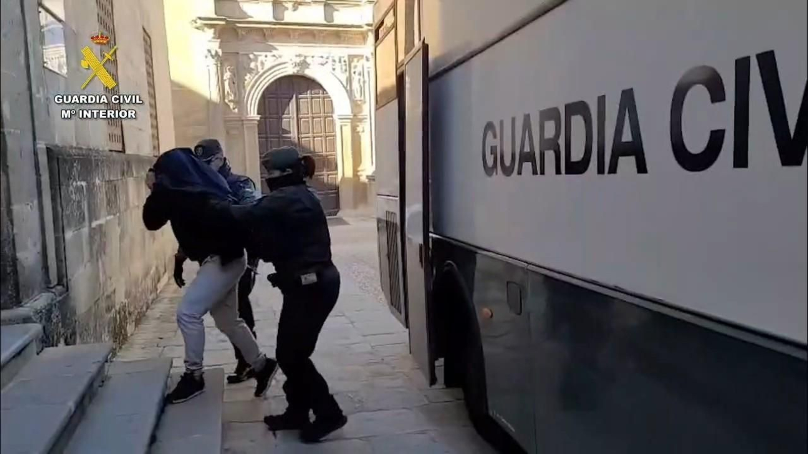 Imagen de uno de los detenidos entrando en los juzgados Imagen de uno de los detenidos entrando en los juzgados