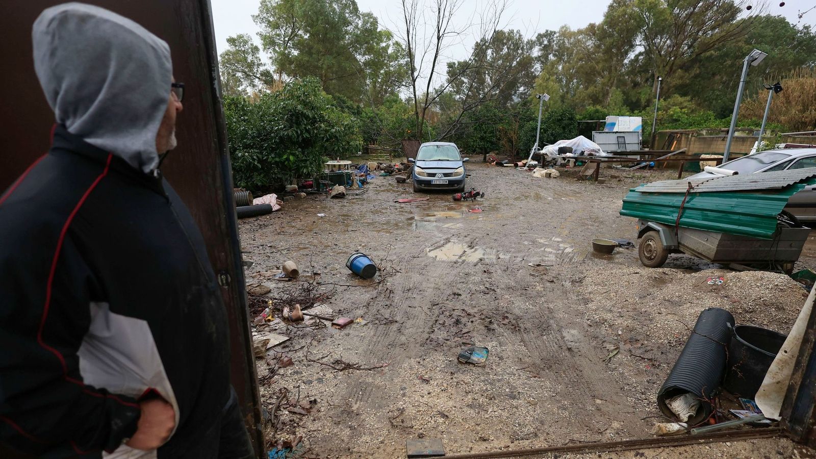 Un hombre observa los daños causados a causa de las fuertes lluvias en San Martín del Tesorillo.