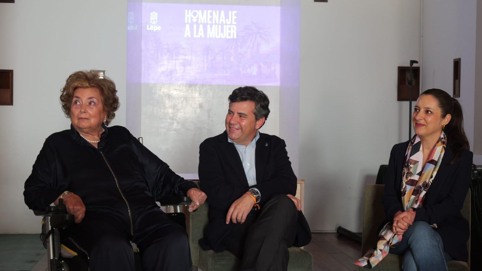 Juana Josefa Rodríguez , Adolfo Verano y Carolina Reyes en el homenaje.