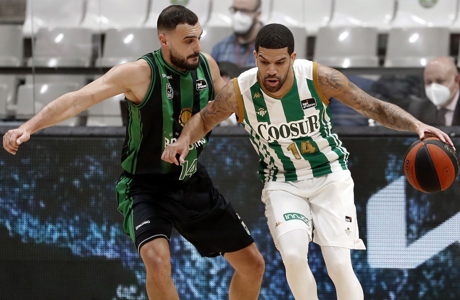 Feldeine trata de zafarse de la intensa defensa de Ventura en el partido en el Olímpico de Badalona.