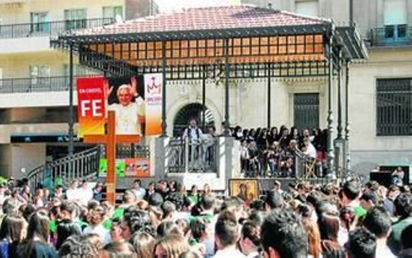 El obispo de Huelva se dirige a los cientos de jóvenes que se congregaron en el centro de la capital.