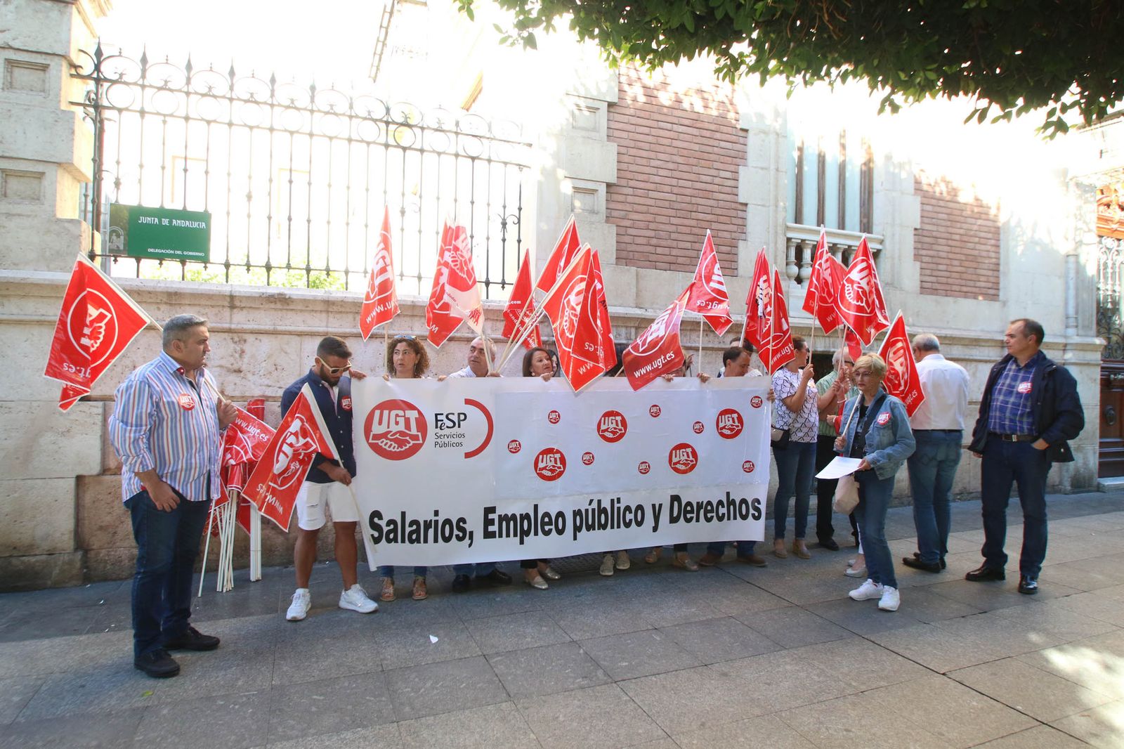 Concentración convocada por el sindicato UGT a las puertas de la Delegación del Gobierno de la Junta en Almería.